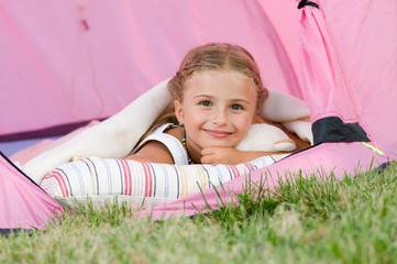 Obraz na płótnie Canvas Szczęśliwe dzieciństwo - Lovely kemping dziewczyna w namiocie