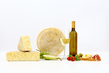 Naklejka premium various types of cheese with wine