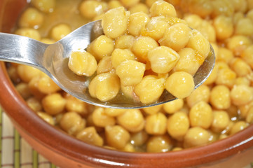 Comiendo garbanzos.