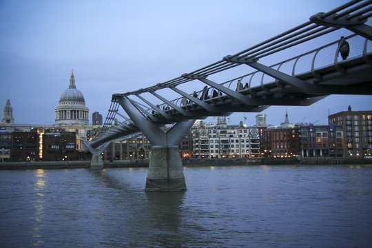 london thames river millenium bridge