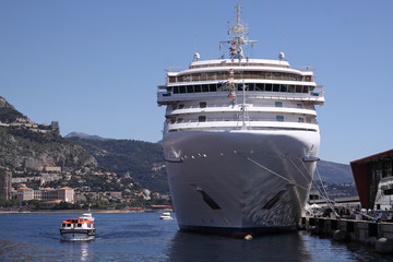 un bateau de croisière de face