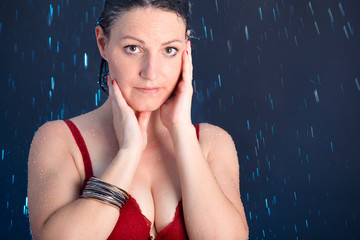 Junge Frau steht im Regen