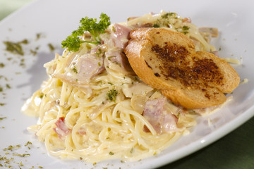 pasta white sauce, white sauce pasta carbonara with bread