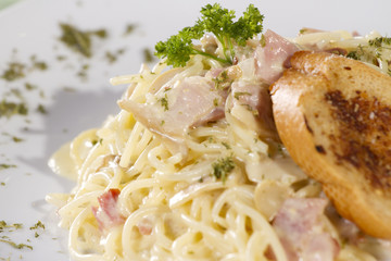 pasta carbonara, white sauce pasta carbonara with bread