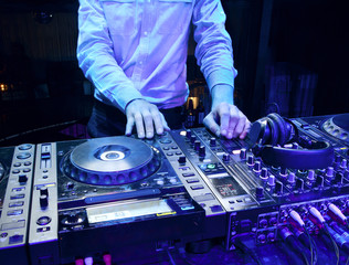 Obraz premium Dj mixes the track