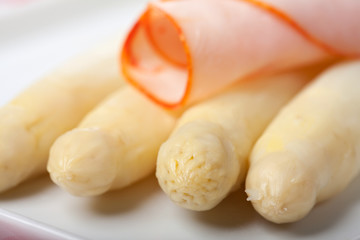 weißer Spargel und Schinken