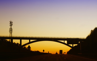 Autobahn im Dämmerlicht
