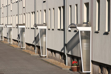 Hauseingänge eines Wohnblocks