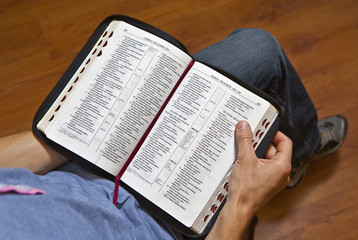 Fototapeta na wymiar Człowiek czyta Biblię