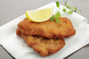Schweineschnitzel mit Zitrone