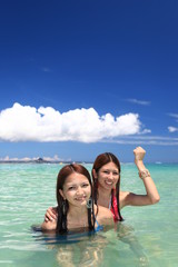 Fototapeta na wymiar 海水浴を楽しむ女性