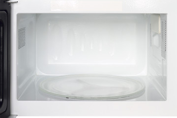 Inside view of microwave oven © Winai Tepsuttinun