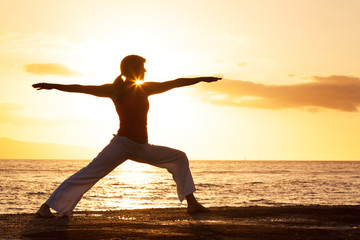 Fototapeta na wymiar Silhouette piękne kobiety Yoga
