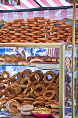 Etal ambulant de simit, pain turc au sésame - Istambul