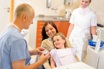 Obraz premium Child visit dentist surgery with mother