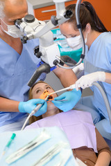 Naklejka na ściany i meble Kobieta w chirurgii stomatologicznej z leczenia