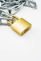 白背景にチェーンと南京錠