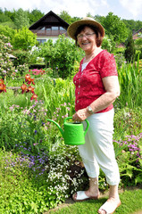 Frau bei der Gartenpflege