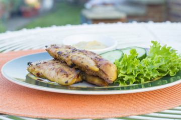 Mini filet chicken satay with cucumber, red onion & peanut sauce