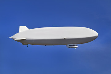 Fototapeta na wymiar Zeppelin w locie przeciw błękitne niebo