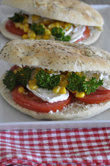 Zwei Salattaschen
