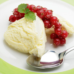 Vanilleeis mit Johannisbeeren