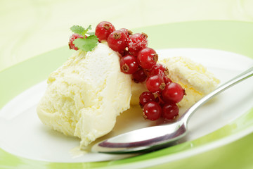 Vanilleeis mit Johannisbeeren