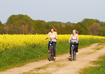 Fototapeta premium Freundinnen machen Radtour