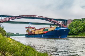 Containerschiff auf dem Nordostseekanal