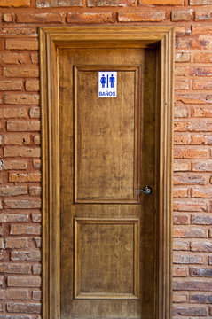 puerta de madera y marco de ladrillo