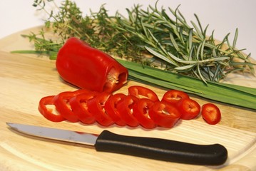 Gemüse und Kräuter auf einem Holzbrett