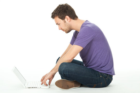 junger mann arbeitet am computer