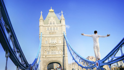 Fototapeta na wymiar Szalony bilansowania człowiek na Tower Bridge