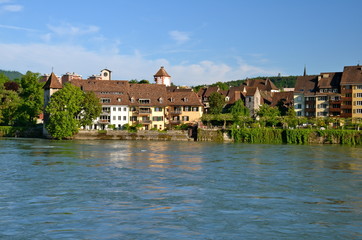 Fototapeta na wymiar Domy rzeka w Rheinfelden, Szwajcaria