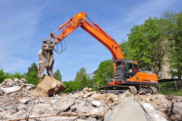 Abrissbagger auf Bauschutt