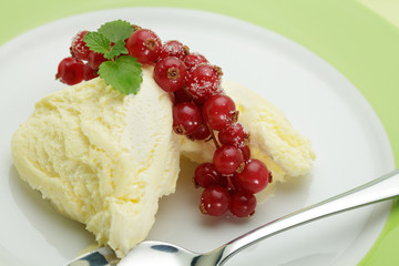 Vanilleeis mit Johannisbeeren