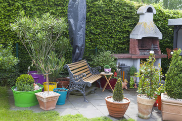Gartenterrasse mit  Grill und gemütlicher Gartenbank