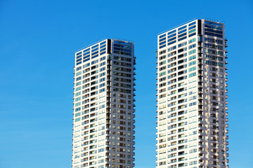 Fototapeta premium Beautiful modern office building against the blue sky