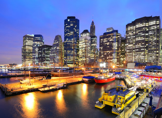 Fototapeta premium South Street Seaport na Dolnym Manhattanie w nocy