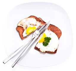 Halved meat loaf with fried egg