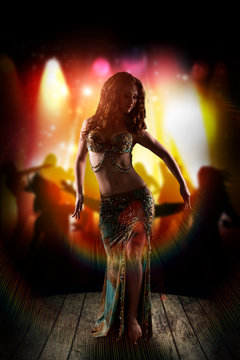 orientalische Tänzerin auf einer Bühne