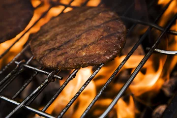 Fototapete Grill / Barbecue Burger auf dem Grill im Feuer!