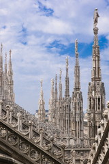 Fototapeta na wymiar Wieże katedry w Mediolanie