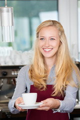 lächelnde serviererin im café