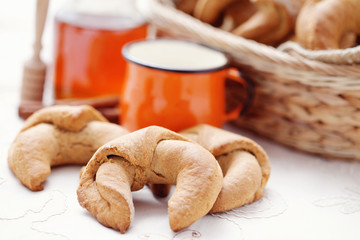 yeast cinnamon croissant