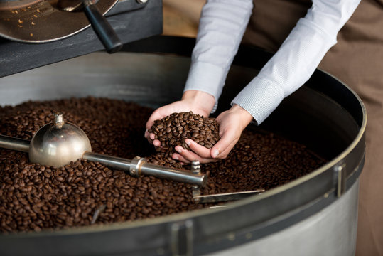 frau pr&uuml;ft die r&ouml;stung der kaffeebohnen