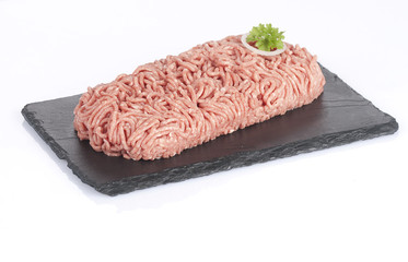 rohes Hackfleisch auf Steinplatte