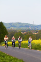 Freundinnen machen Radtour