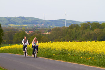 Freundinnen machen Radtour