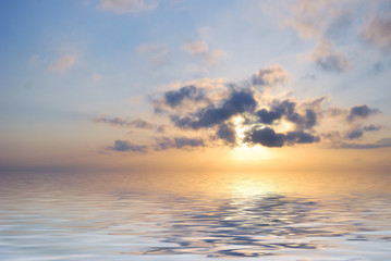 Naklejka na ściany i meble niebieski fantastyczny wschód słońca ocean w pochmurną pogodę